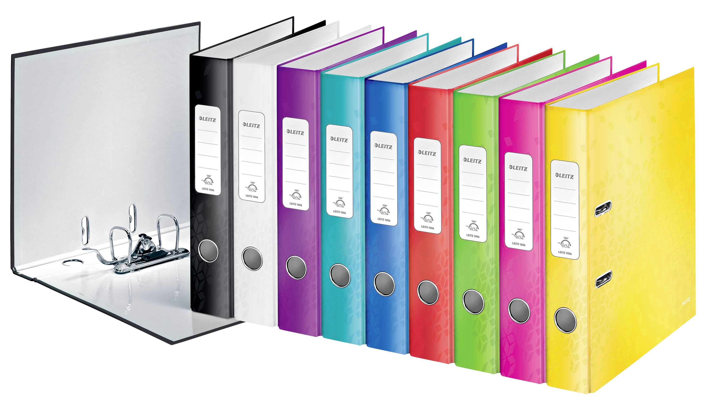 Neuf dossiers colorés alignés, avec un dossier noir ouvert à l'avant. Chaque dossier porte une étiquette et possède des anneaux métalliques.