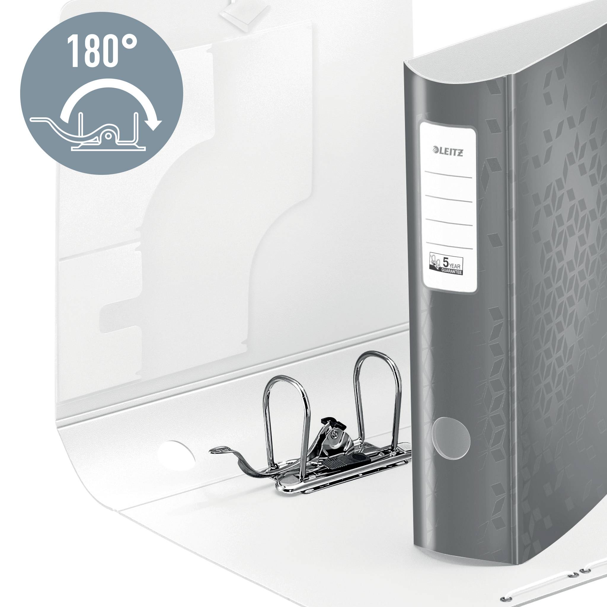 Un classeur Leitz ouvert avec un mécanisme à 180°. Ce mécanisme permet de rabattre complètement les anneaux d'ouverture et d'insérer facilement du papier.