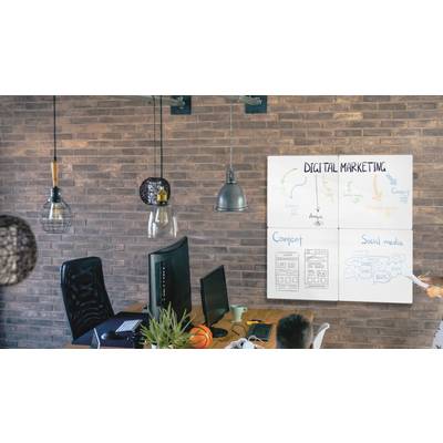 Deux personnes sont dans un bureau et regardent un tableau blanc intitulé 'Marketing Digital', sur lequel sont esquissés des diagrammes de stratégies et de contenus.