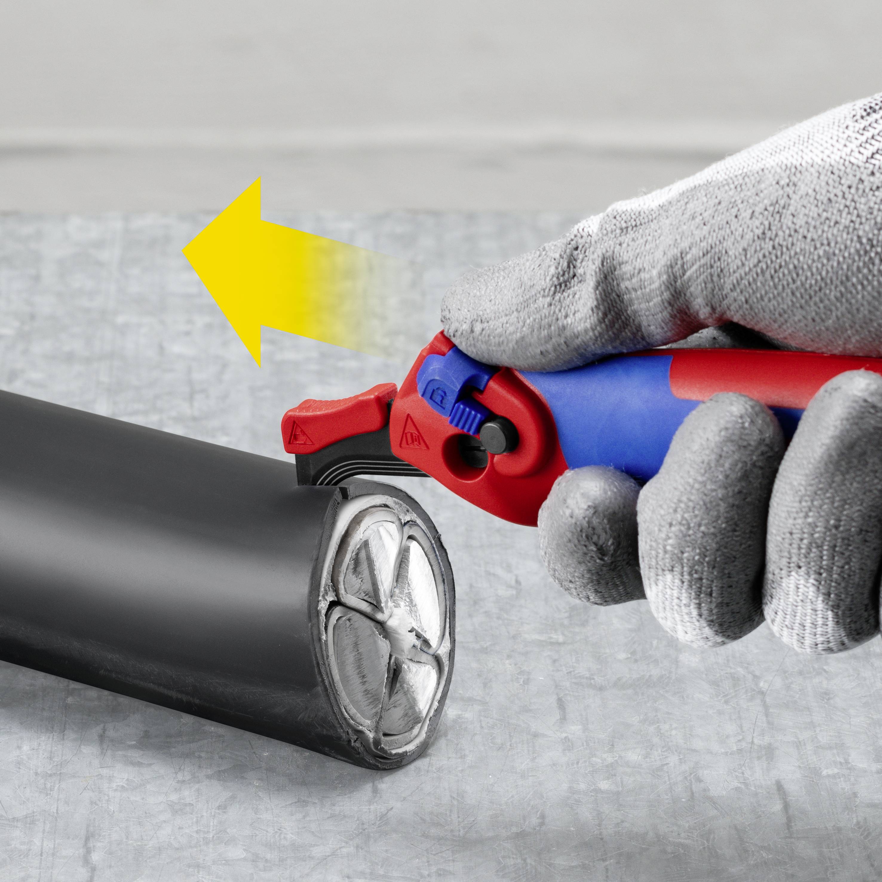 Une personne utilise un outil rouge pour ajuster un diamètre de câble. Une flèche jaune pointe vers l'interface.