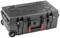 Grand coffret de transport noir, robuste, à deux roues et poignée rouge. Adapté pour le transport sécurisé d'équipements sensibles.