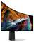 Un moniteur incurvé affiche un motif spatial coloré avec un vaisseau spatial rapide sur un fond orange et bleu.