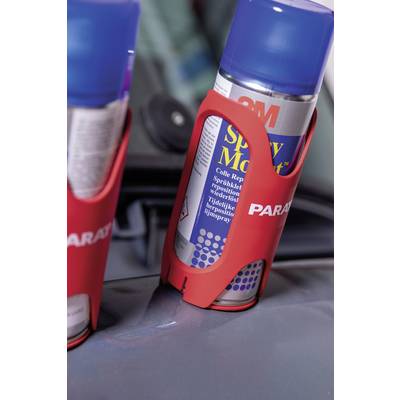 Deux supports rouges maintenant des bombes aérosols à capuchons bleus sur une pièce automobile.
