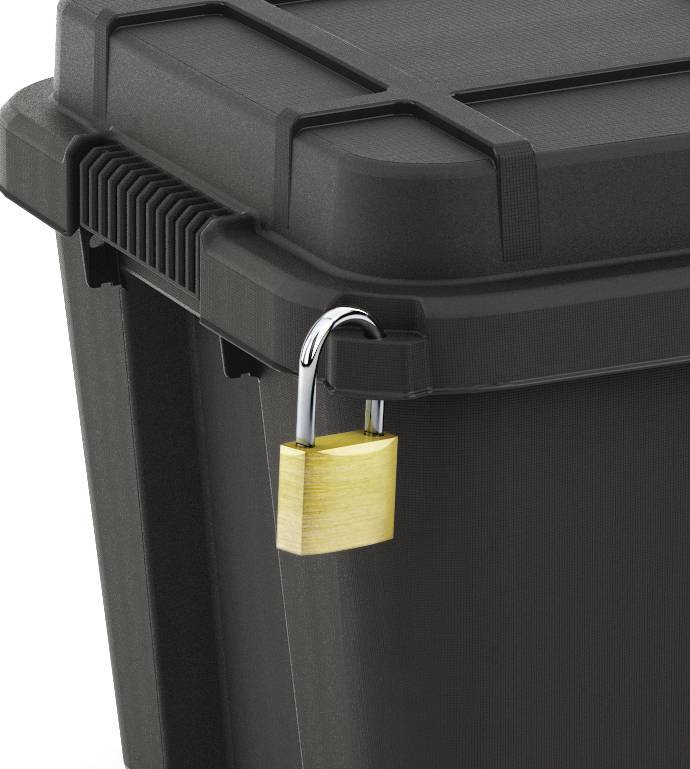 Un conteneur noir avec un cadenas attaché sur le côté.