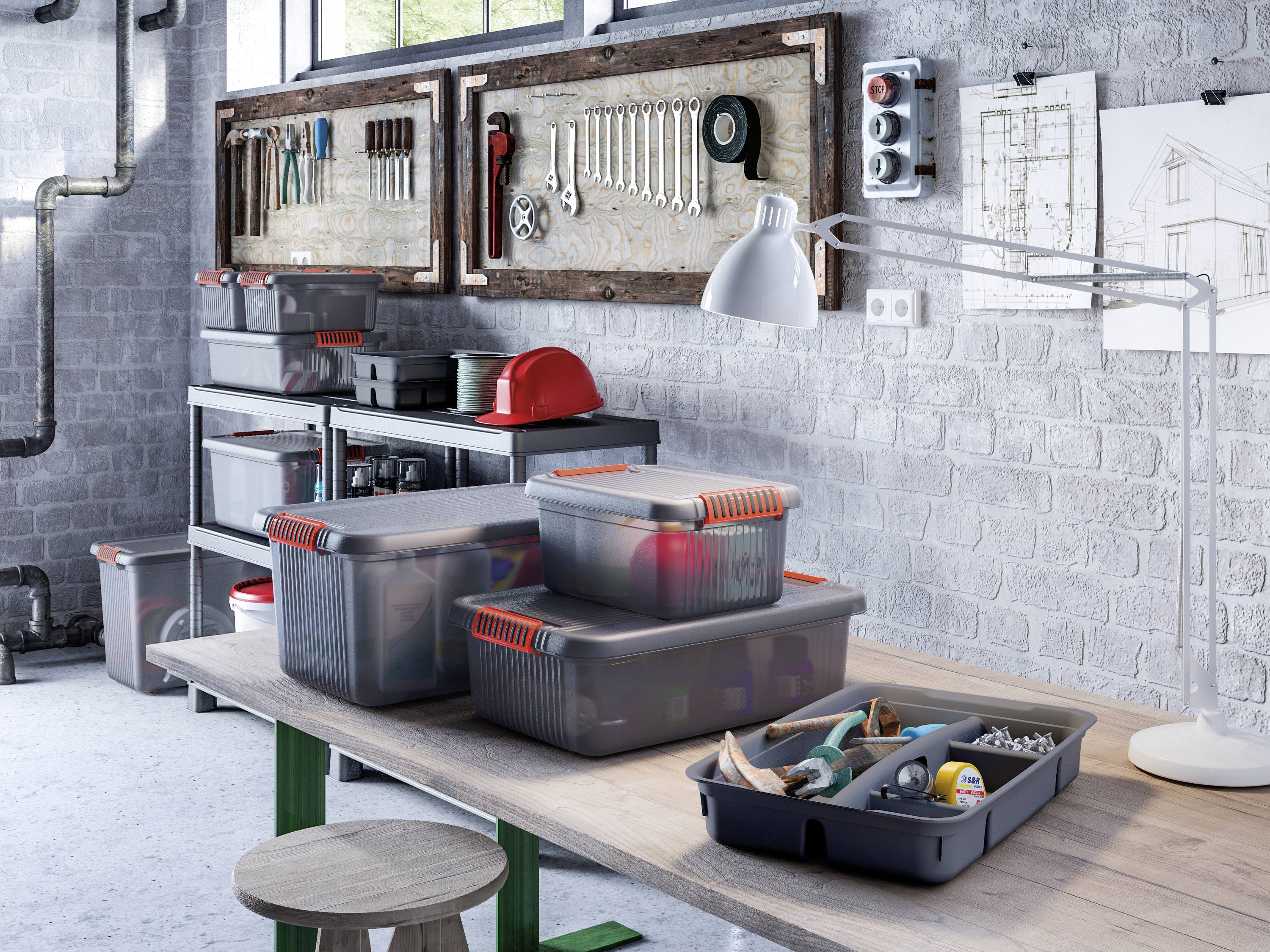 Un atelier bien rangé avec des outils suspendus au mur, des boîtes de rangement transparentes sur une table et un tabouret au premier plan.