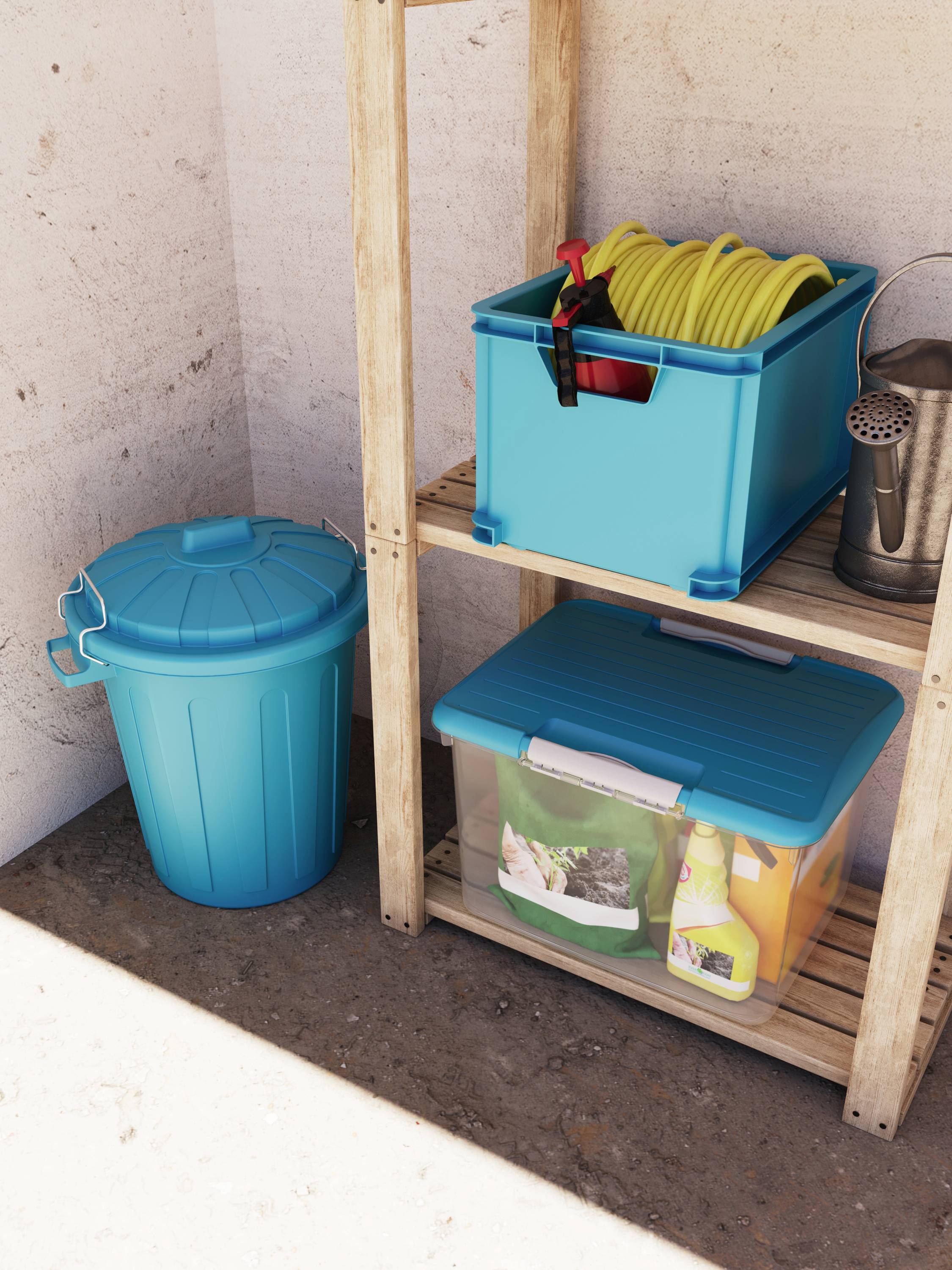 Étagère bleue avec des caisses, un tuyau, un arrosoir et une poubelle. Sert au rangement ordonné des outils de jardin dans un abri de jardin.
