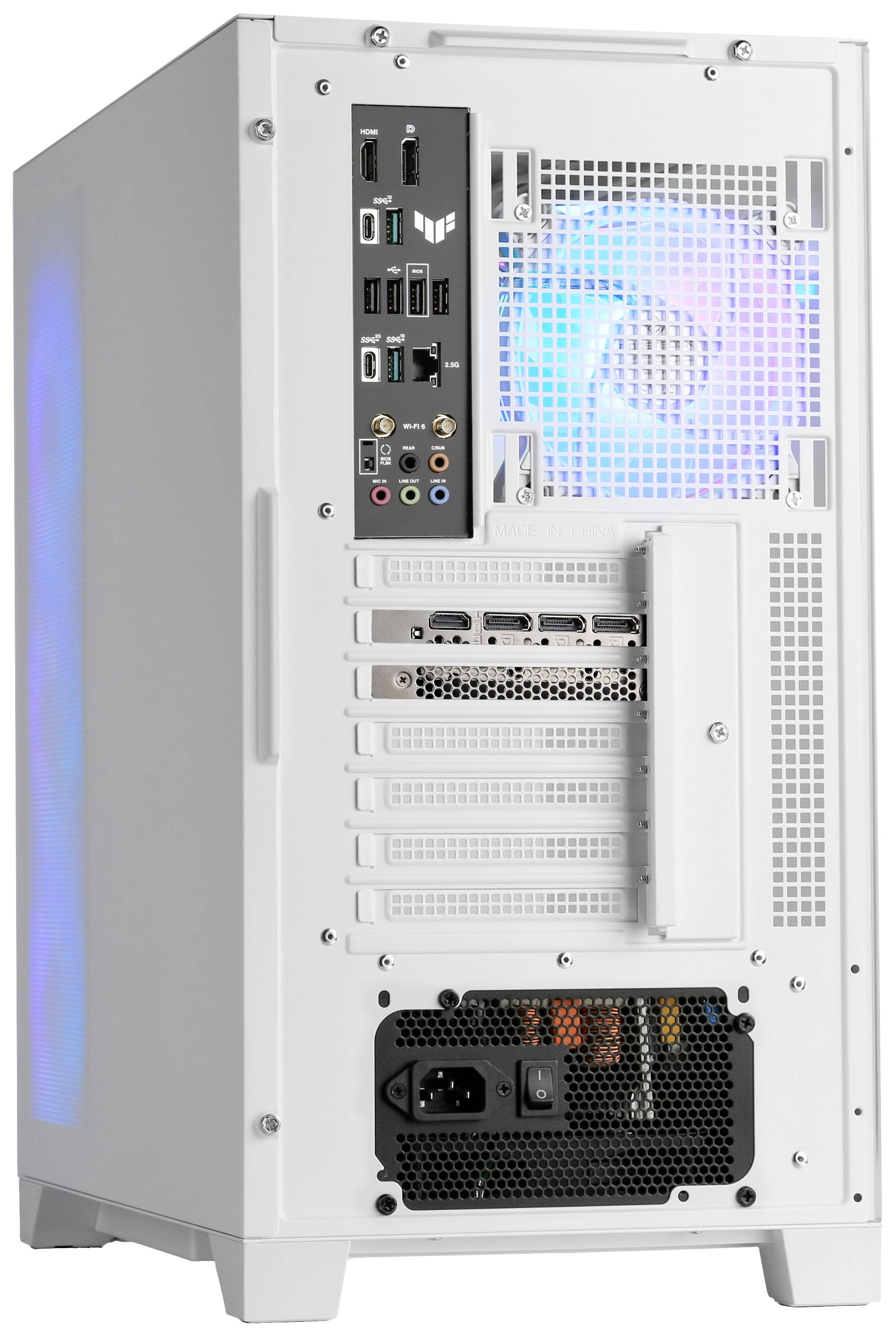 Face arrière d'un boîtier d'ordinateur blanc avec des ports visibles et un ventilateur à éclairage bleu.