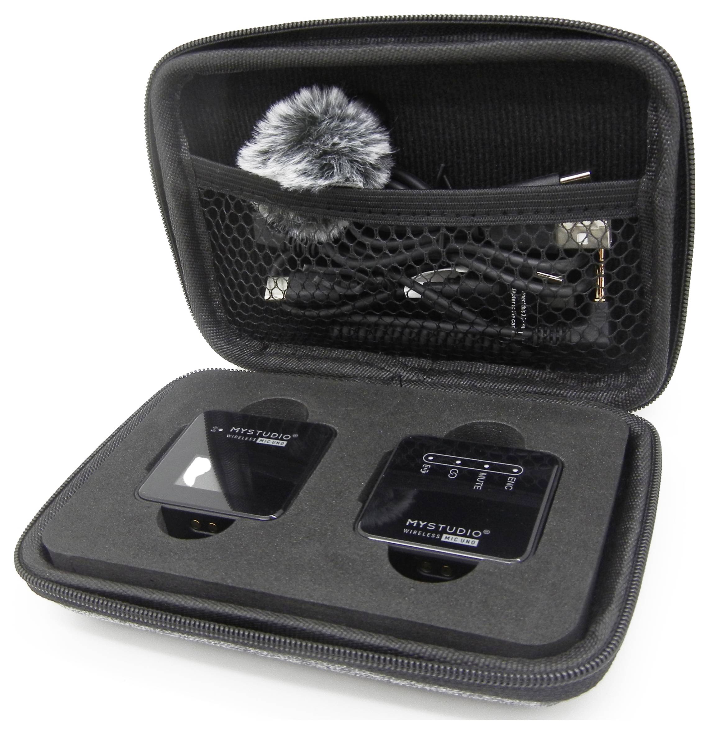 Sac de transport ouvert contenant des ensembles de microphones, composés de deux unités radio compactes et d'un microphone avec protection anti-vent.