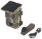 Caméra de chasse avec motif de camouflage et panneau solaire en haut. À côté, une sangle marron et un câble USB utilisés pour l'installation et la connexion.