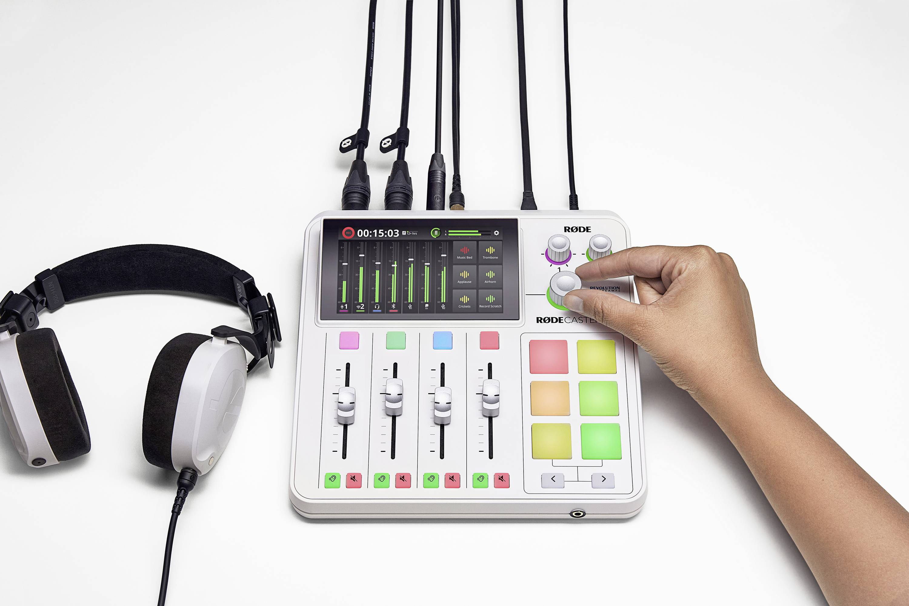 'Console de mixage avec casque. Une main tourne un potentiomètre. Sur l'écran, des niveaux sonores sont visibles.'