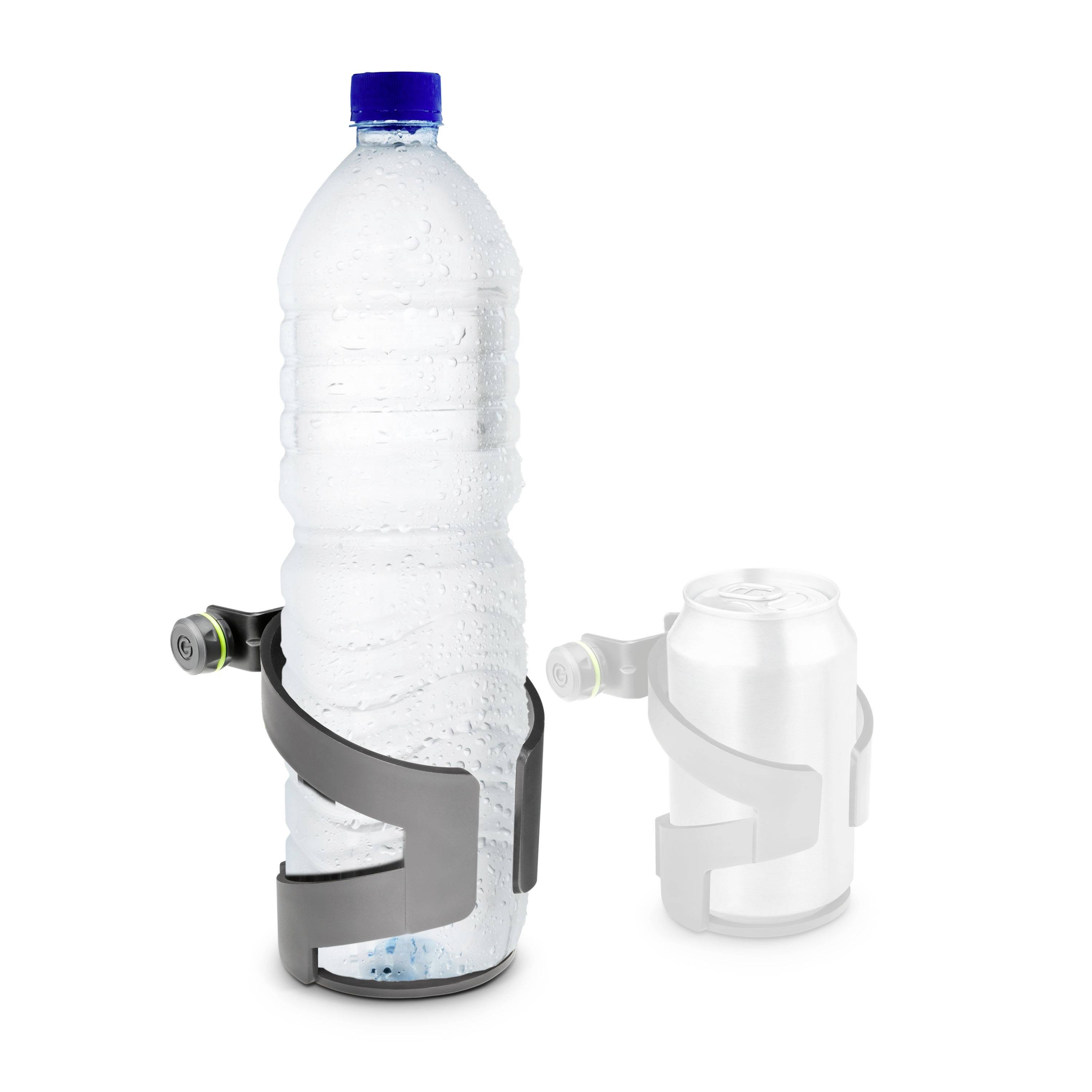 Une bouteille en plastique, maintenue dans un support gris. Un support vide à côté est prévu pour une canette de boisson.