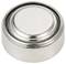 Pile bouton argentée, de forme cylindrique, à surface lisse et brillante, couramment utilisée dans les petits appareils.