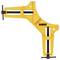 Une pince-étau jaune DeWalt en forme de L, adaptée pour maintenir des matériaux à un angle de 90 degrés, avec des poignées à vis rotatives.