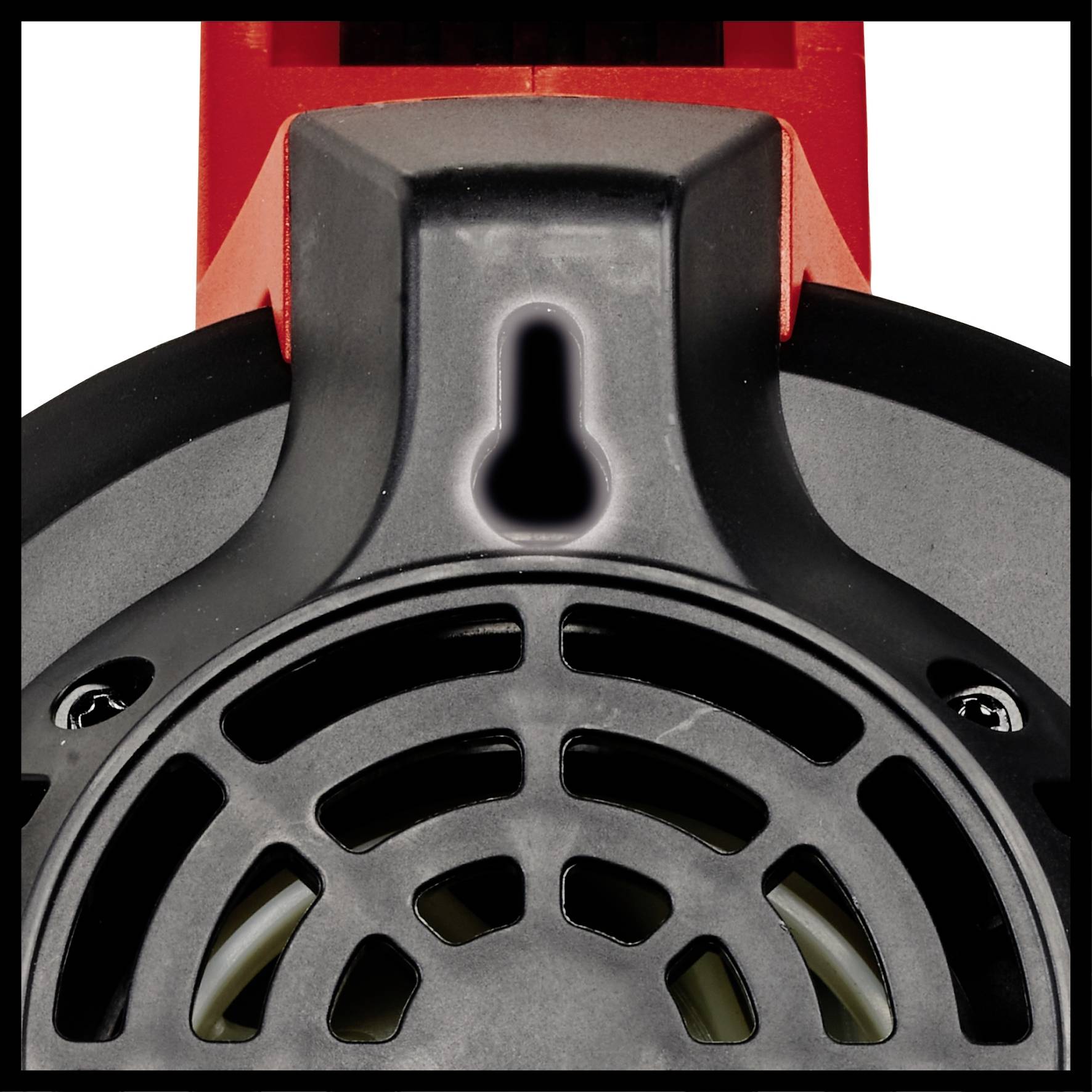 Gros plan sur une grille de ventilateur noir avec un boîtier rouge en arrière-plan. Une découpe en forme de goutte est visible au centre en haut.