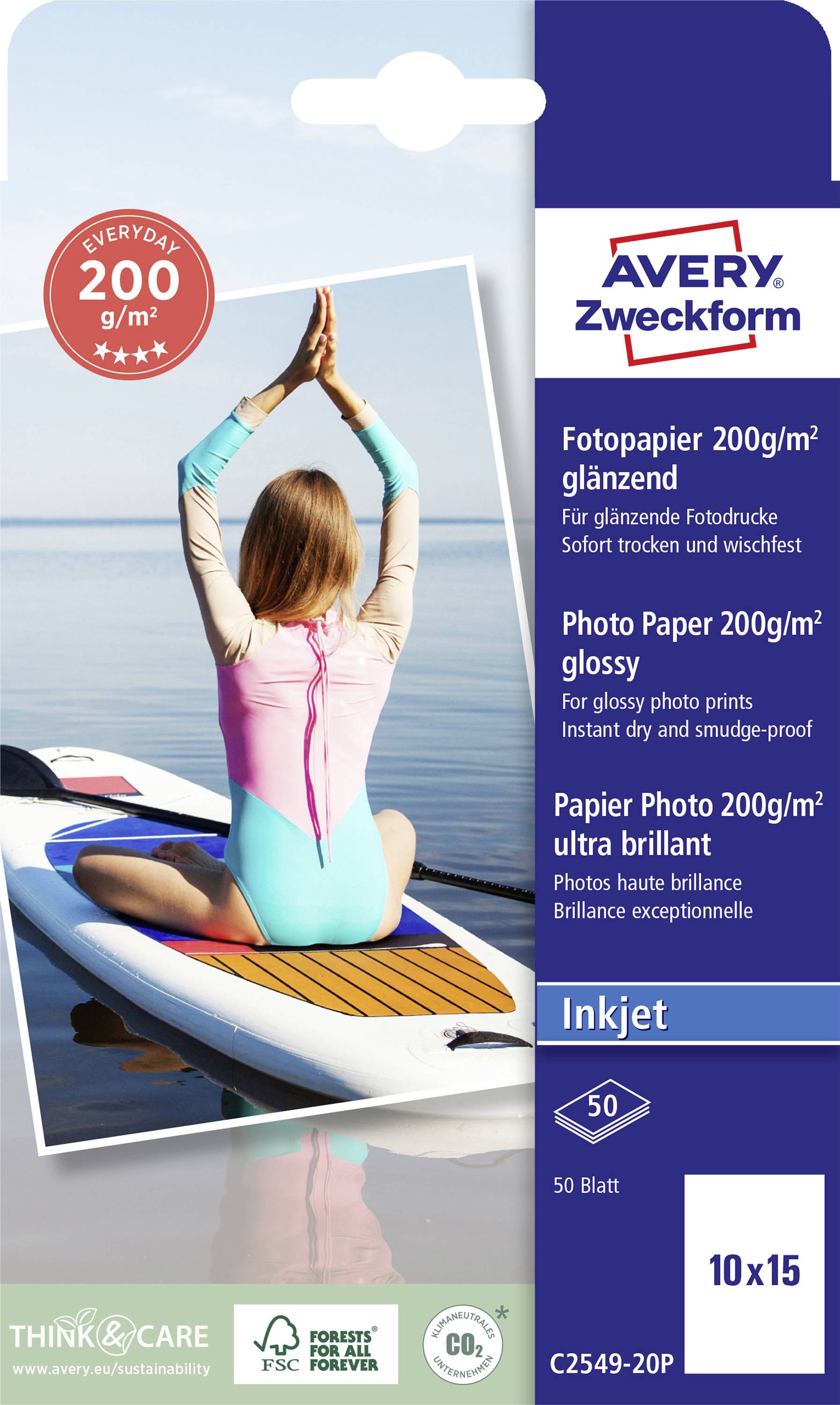 Une femme en pose de yoga sur un lac paisible, entourée de nature. Étiquette de produit pour papier photo brillant 200g/m² d'Avery Zweckform.
