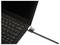 Un ordinateur portable est sécurisé par un câble antivol fixé au coin de l'appareil. Le câble sort du côté droit de l'image.
