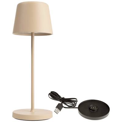 Une lampe de table simple de couleur beige avec un abat-jour cylindrique est posée à côté d'une station de charge noire avec port USB.