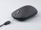 Une souris d'ordinateur noire avec un câble de charge USB-C qui se connecte à la souris ; symbolisant la charge de la souris.