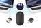 Souris sans fil avec dongle USB et USB-C, présentée entre deux ordinateurs portables. Le voyant d'état pour la connexion 2,4G et Bluetooth est allumé.