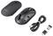 Souris d'ordinateur noire sans fil avec coque amovible, câble USB et deux adaptateurs USB, posée sur une surface blanche.
