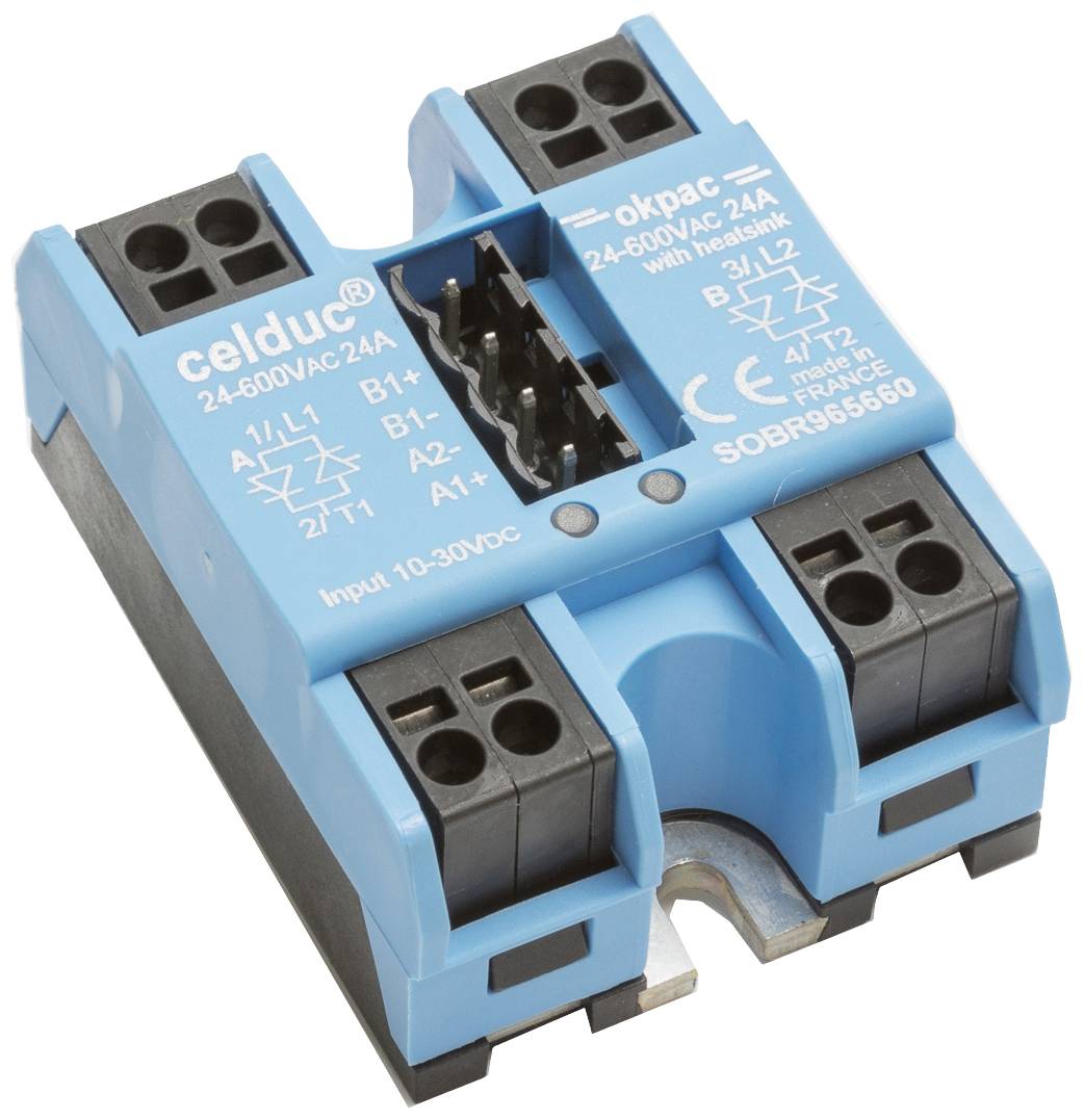 Un relais électrique bleu avec plusieurs bornes, des spécifications techniques et portant les inscriptions 'celduc' et 'okpac'.
