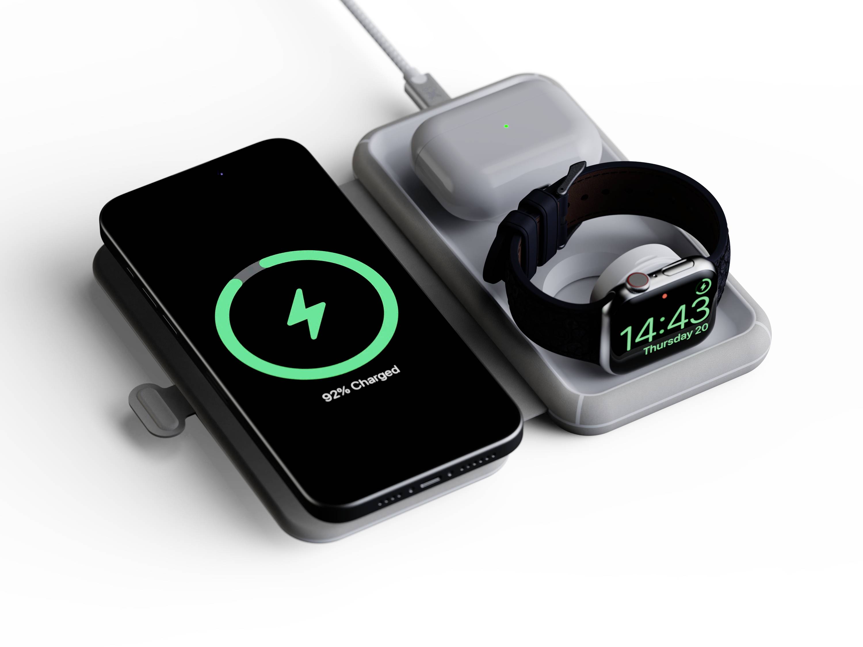 Un smartphone, une smartwatch et des écouteurs sans fil se chargent simultanément sur un tapis de charge sans fil.