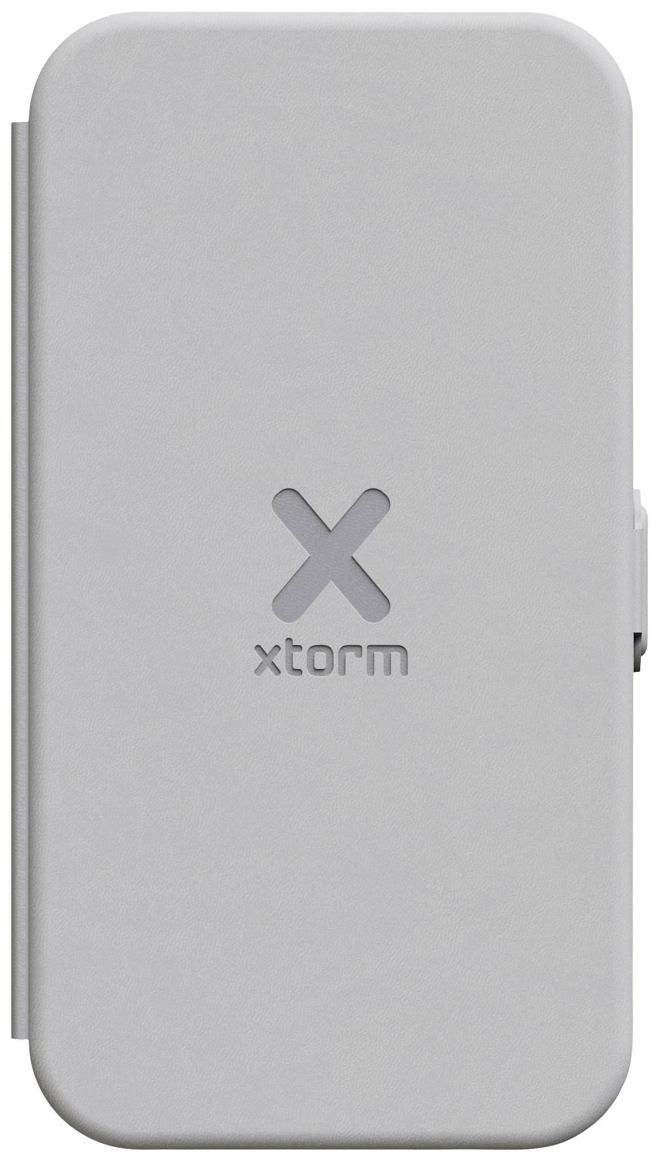 Un chargeur portable gris avec le logo 'xtorm' au centre sur la face avant. Conçu pour recharger des appareils pendant les déplacements.