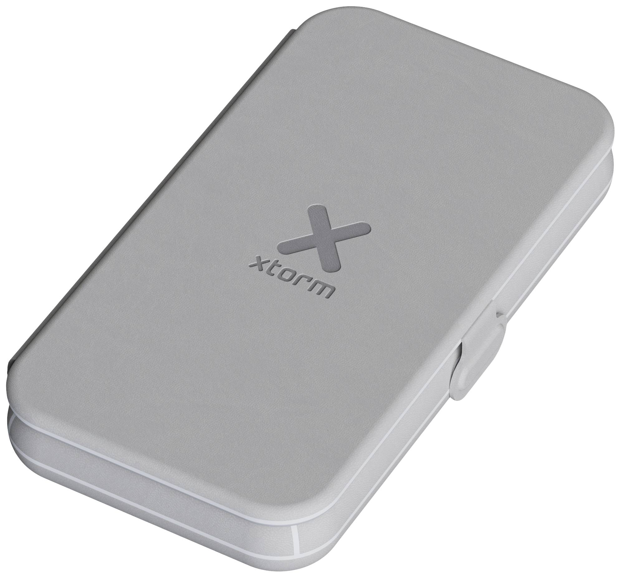 Powerbank grise aux coins arrondis, portant l'inscription 'xtorm' sur le dessus et une charnière sur le côté droit.