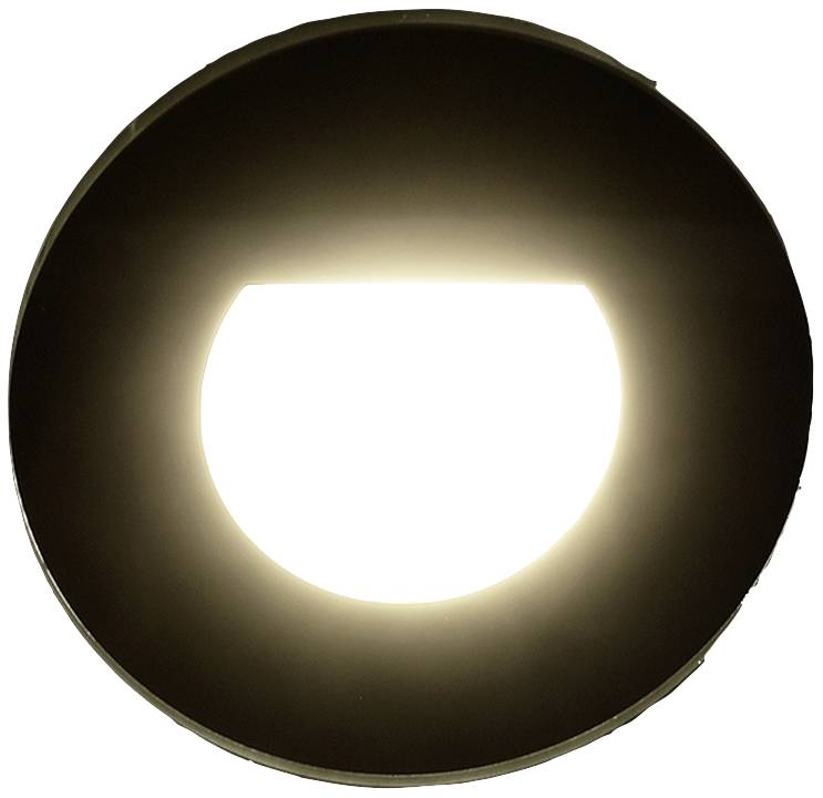 Un demi-cercle lumineux dans un cercle sombre, rappelant une éclipse solaire.