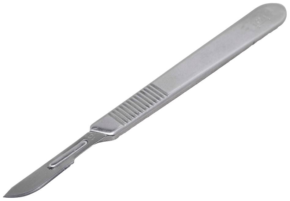 Un scalpel métallique à lame tranchante, principalement utilisé dans les interventions chirurgicales, sur fond blanc.