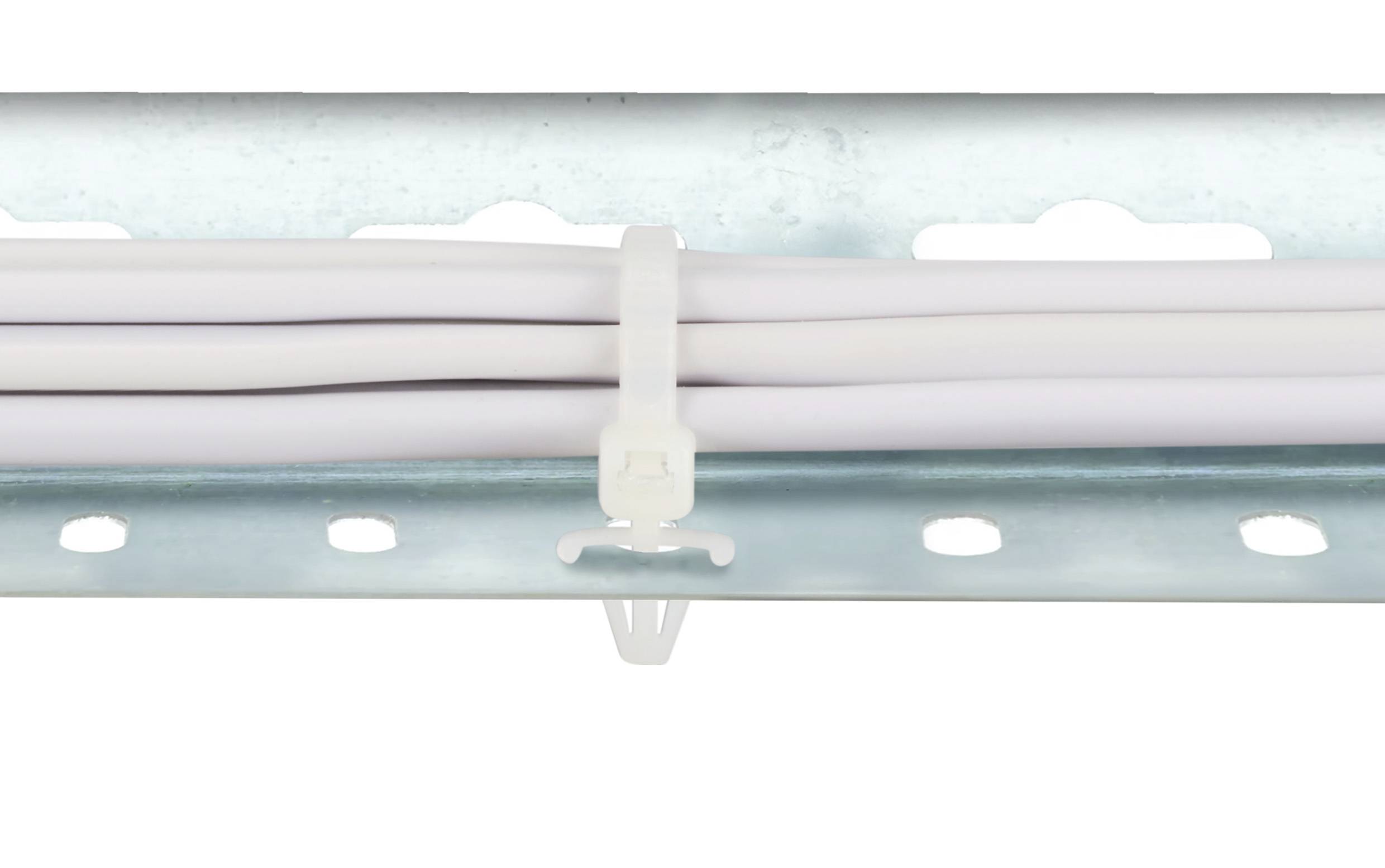 Un profilé métallique maintient des câbles blancs à l'aide d'une attache-câble. L'image montre une installation de câbles soignée sur un support métallique.