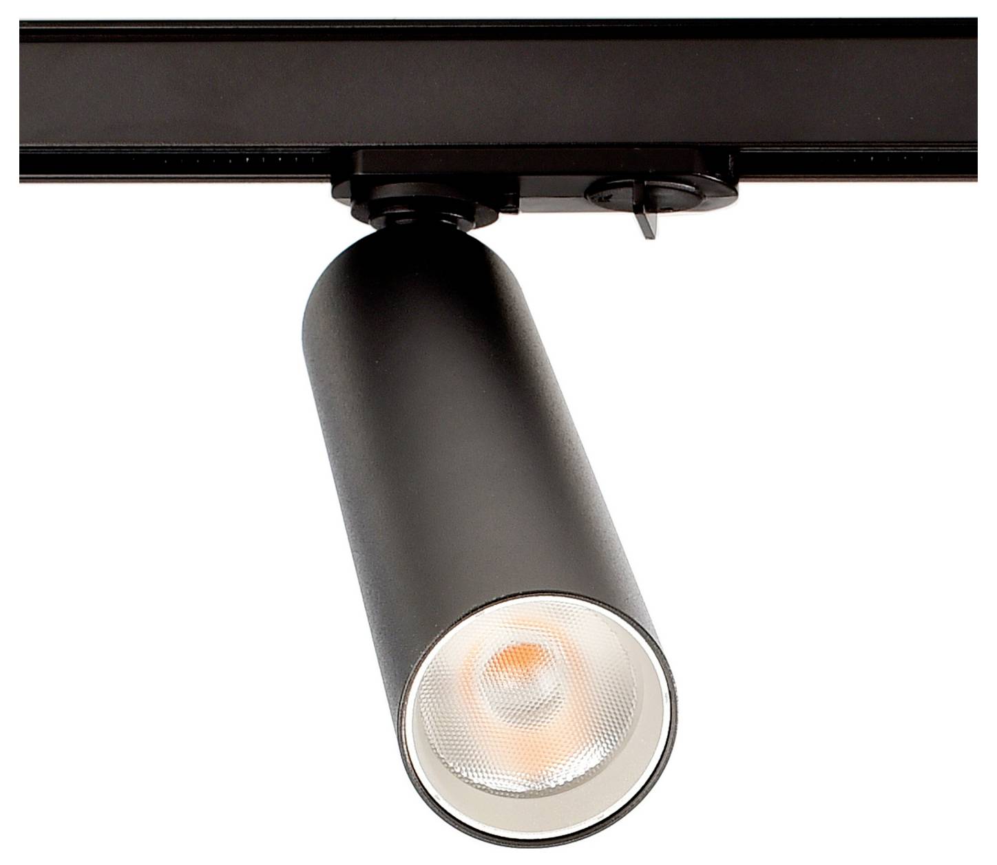 Spot réglable noir sur rail d'éclairage au plafond, orienté vers le bas, avec une ampoule lumineuse visible.
