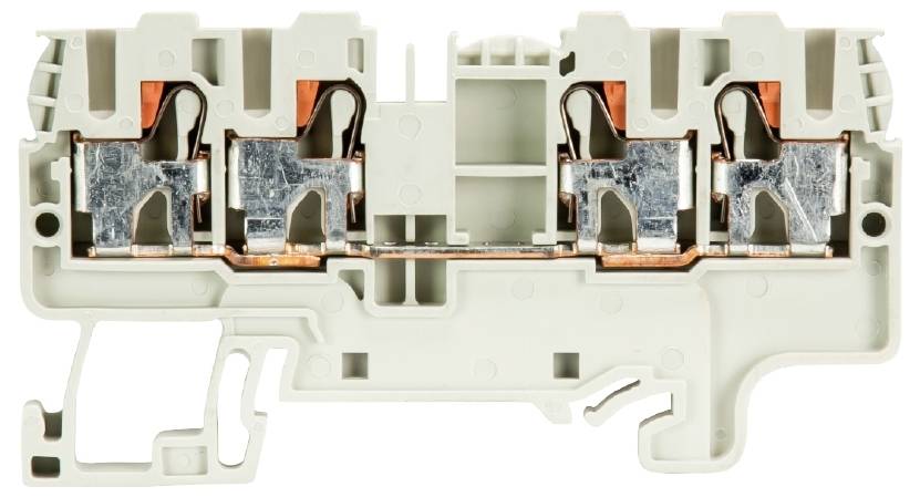 Une barrette de bornes grise à quatre pôles avec des connexions en cuivre visibles pour le câblage électrique dans les tableaux électriques et les systèmes de distribution.