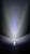 Une lampe LED émet de la lumière dans différentes nuances de bleu et de blanc, projetée sur un mur.