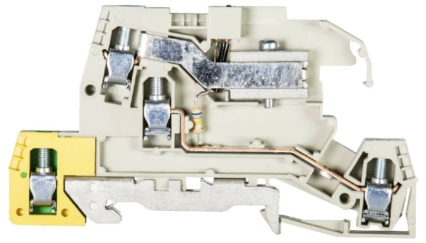 Un bloc de bornes à connexions métalliques et vis, idéal pour les câblages électriques. Illustre la construction interne.