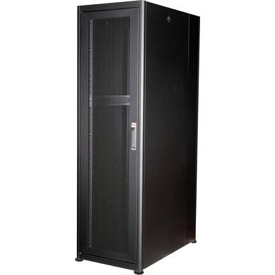 Un rack serveur noir avec une porte perforée pour la ventilation, est debout dans une pièce.