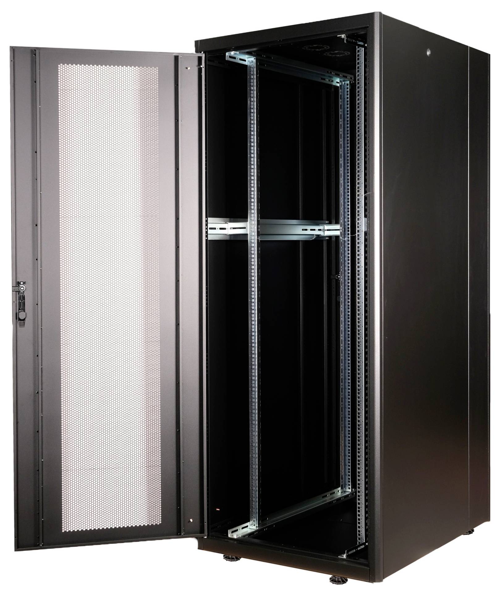 Un armoire de serveur noir ouvert avec un design de porte ventilé, prêt à accueillir du matériel informatique.
