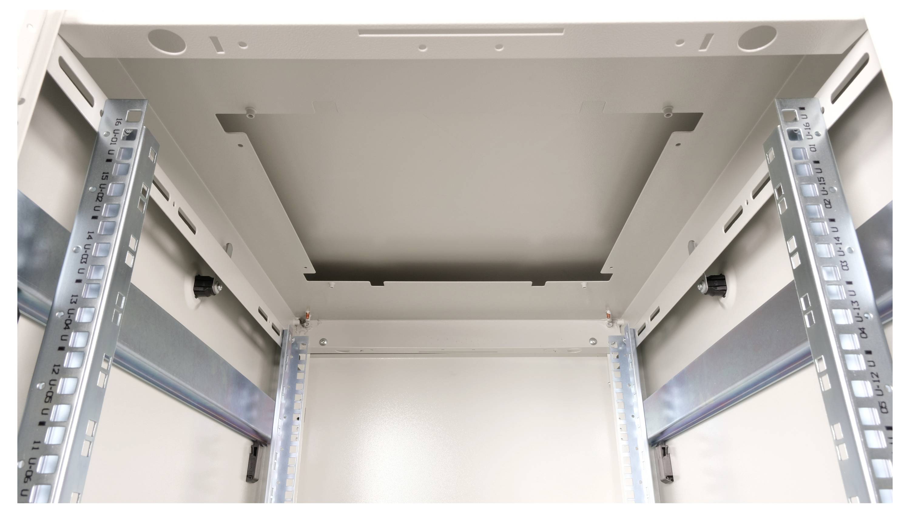 Intérieur d'un coffret électrique vide avec un châssis métallique et des goulottes de câblage, prêt à recevoir des composants électriques.
