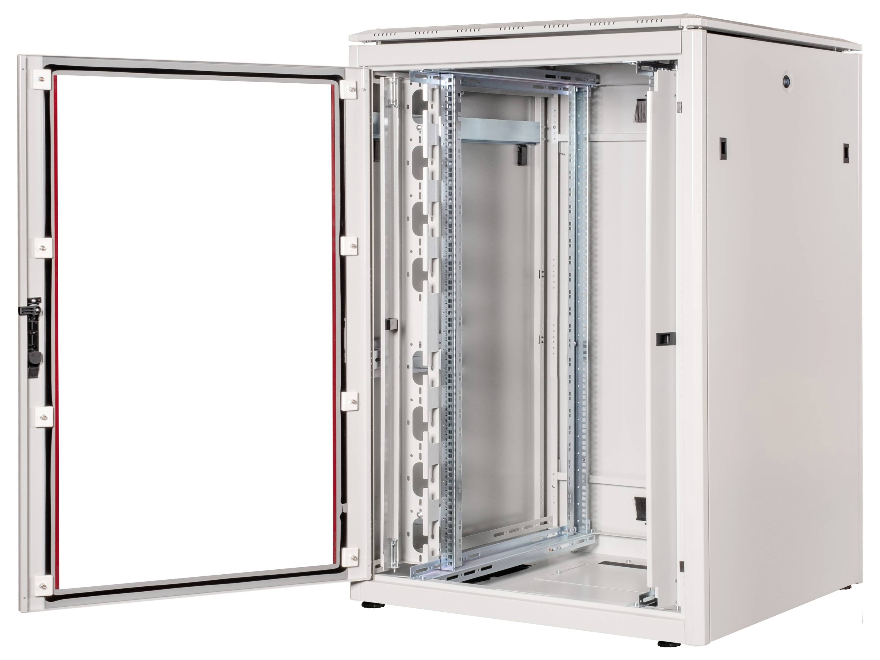 Un armoire serveur ouvert et vide, dont la porte est rabattue vers la gauche, révèle des structures internes et des rails de montage pour étagères.