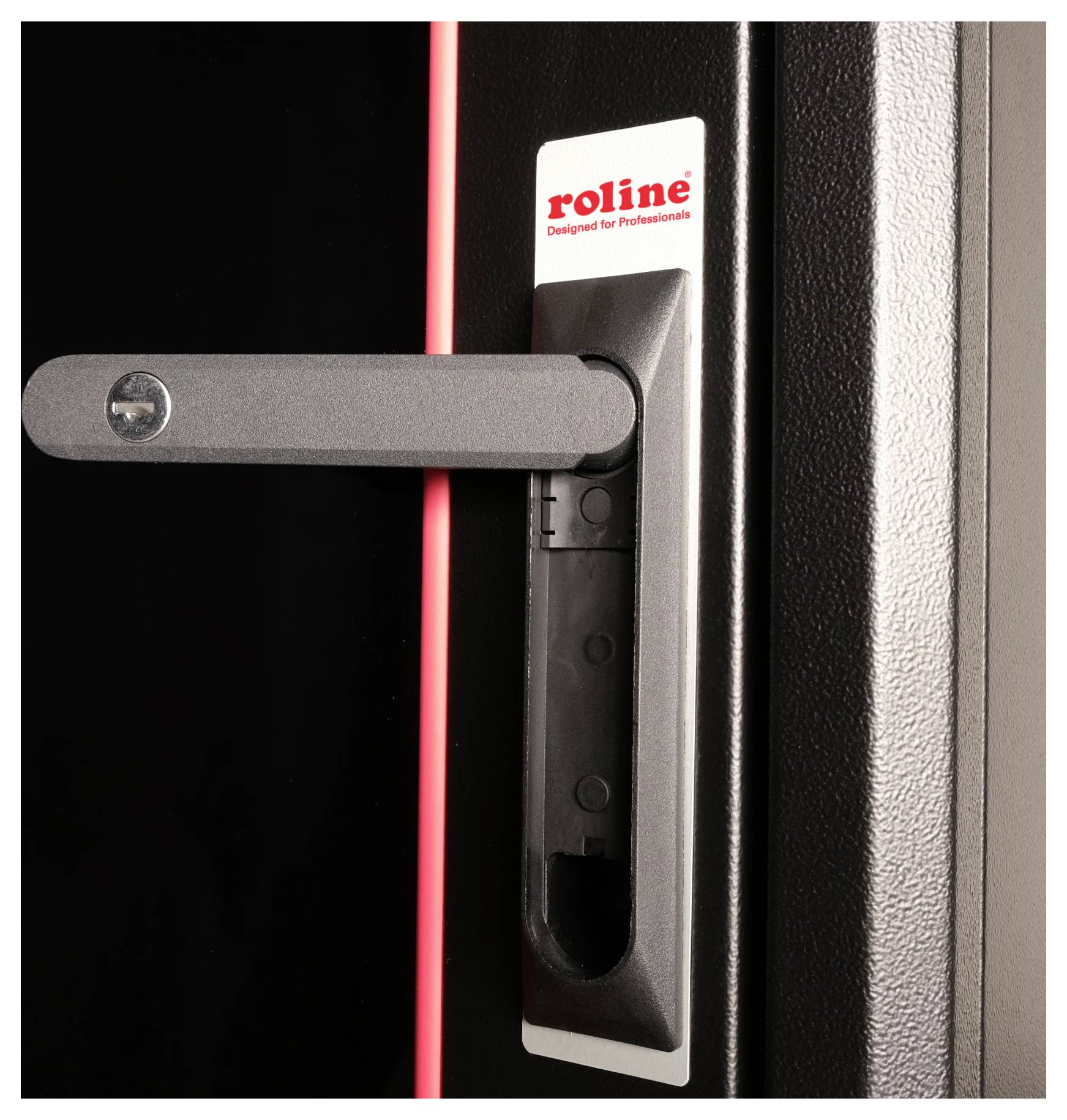 L'illustration montre une poignée de coffre-fort noire avec un bord rouge. Au-dessus de la poignée, on peut lire « roline Designed for Professionals ».