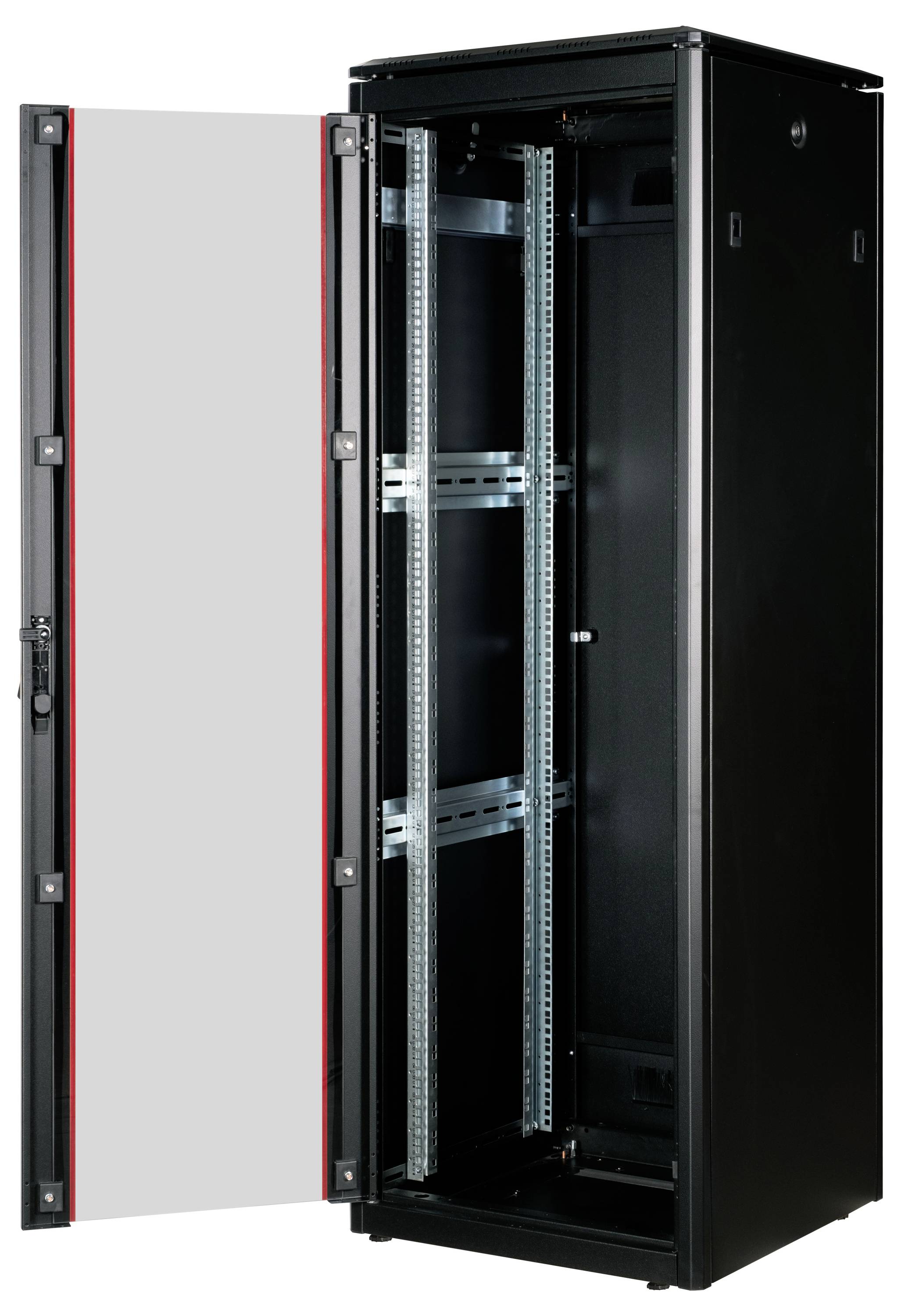 Armoire serveur noire avec porte ouverte, montrant les supports métalliques et les rails de fixation à l'intérieur.
