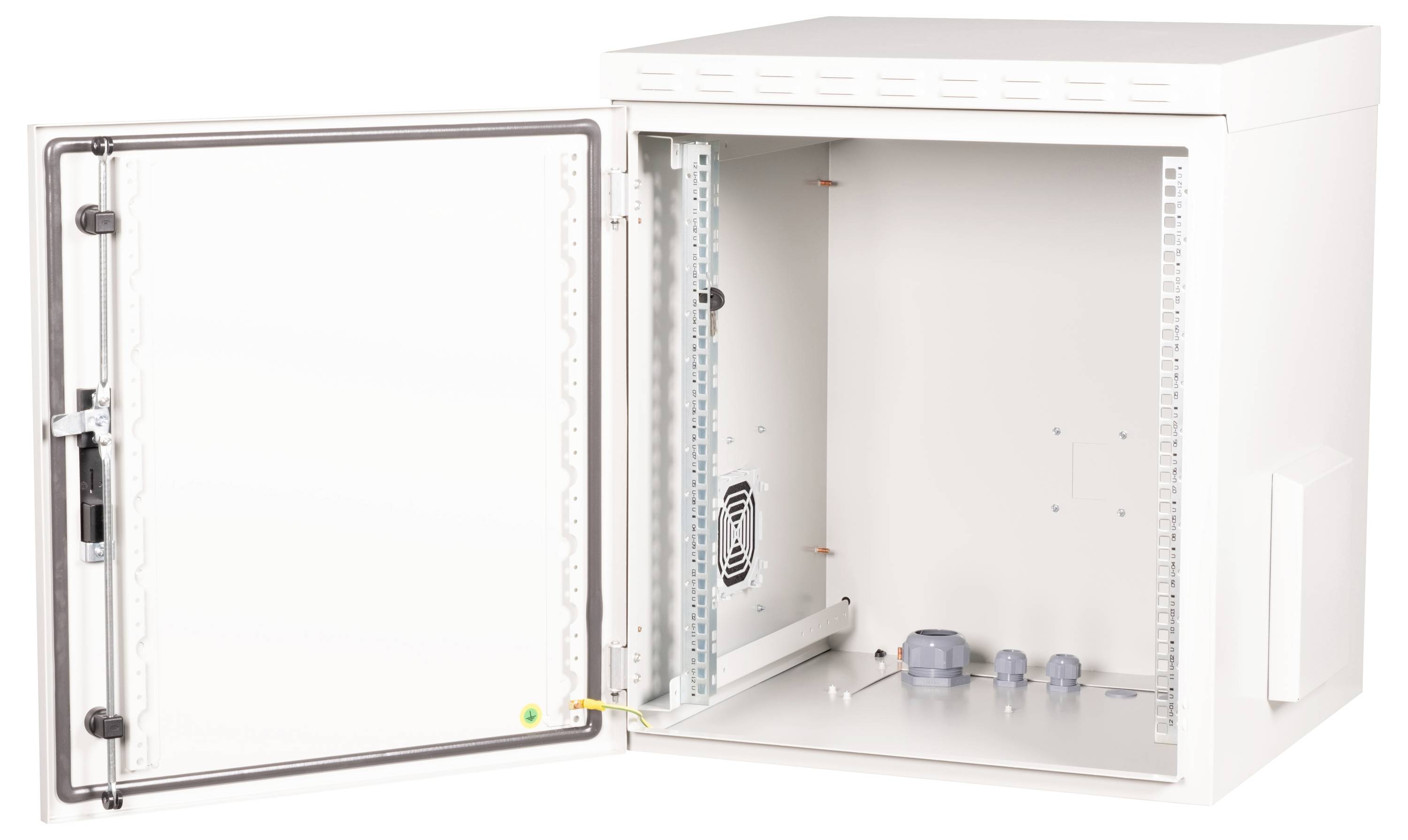 Une armoire électrique blanche ouverte, avec ses composants internes visibles, tels qu'une unité de ventilation et des passages de câbles.
