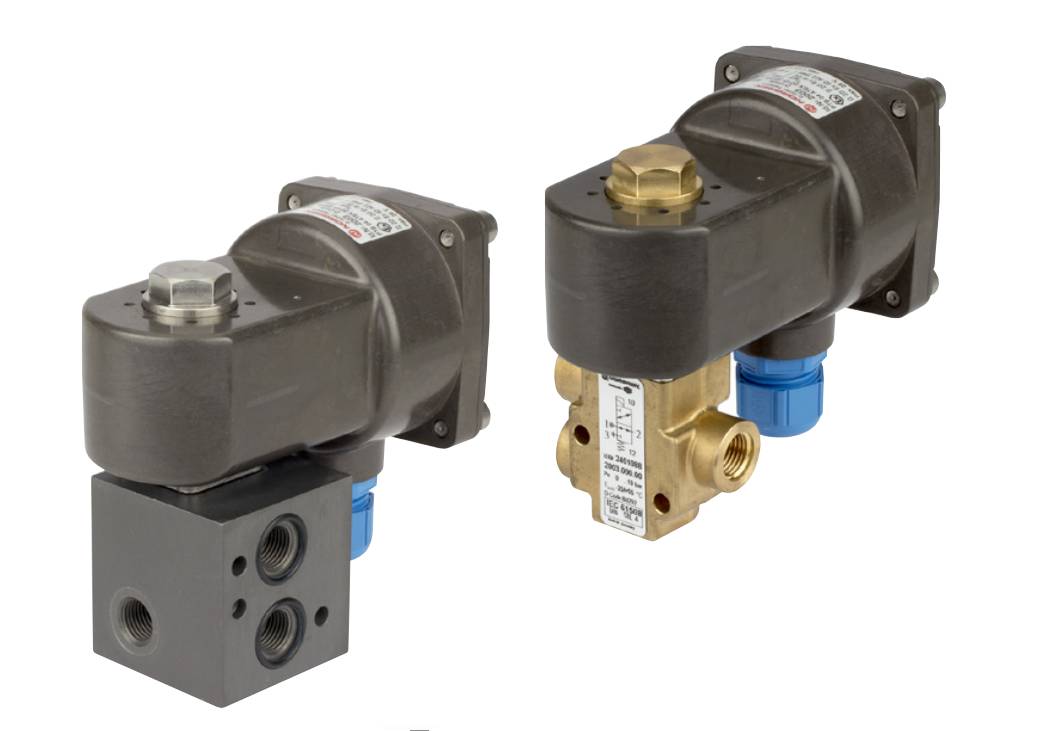 Deux vannes industrielles en métal avec des raccords à vis bleus, utilisées pour le contrôle des liquides ou des gaz.