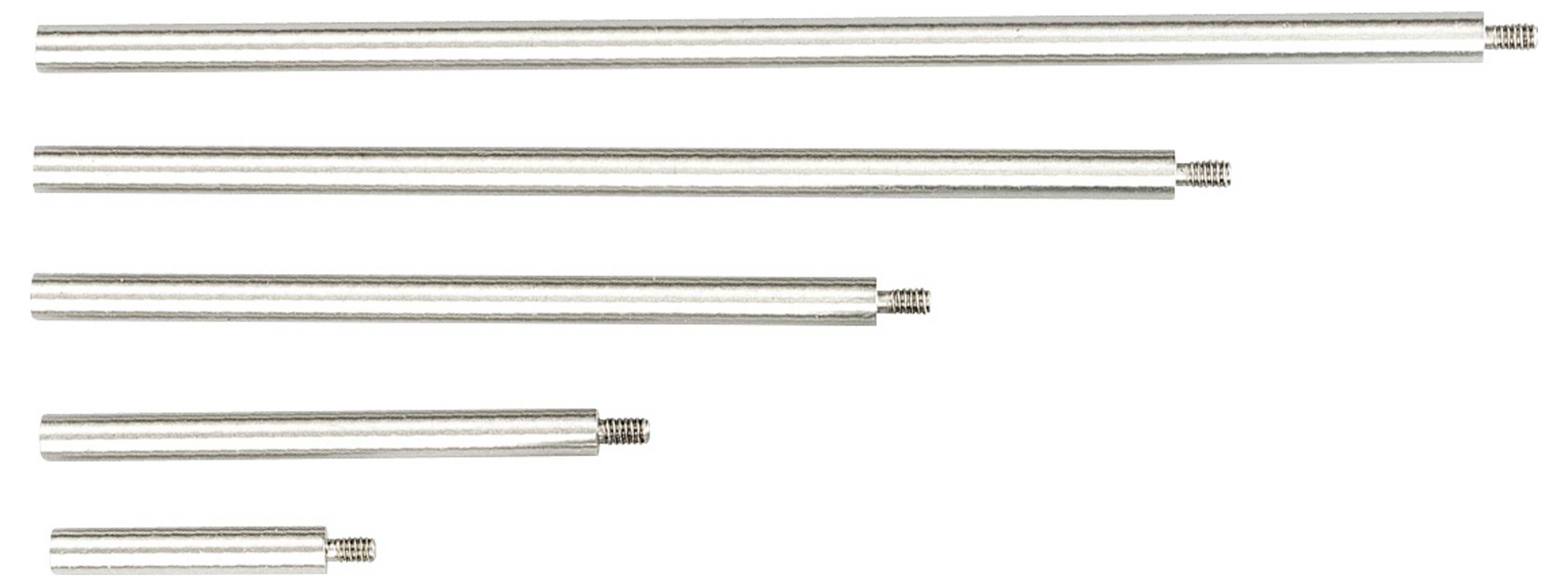 Cinq tiges filetées métalliques de différentes longueurs, disposées horizontalement et réparties uniformément sur un fond blanc.