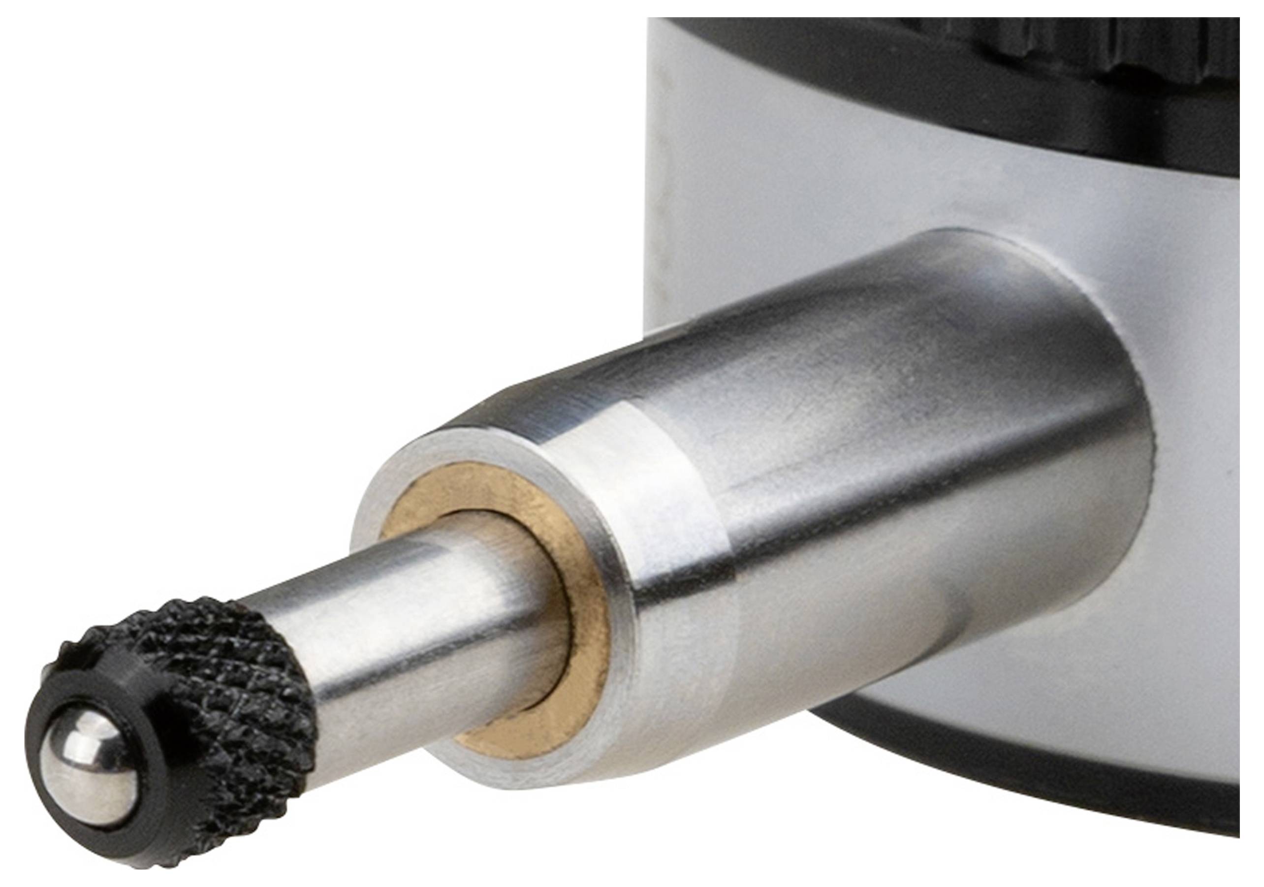 Gros plan d'un bouton de mesure mécanique avec une tige métallique et une pointe striée, utilisé pour des mesures et des positionnements précis.
