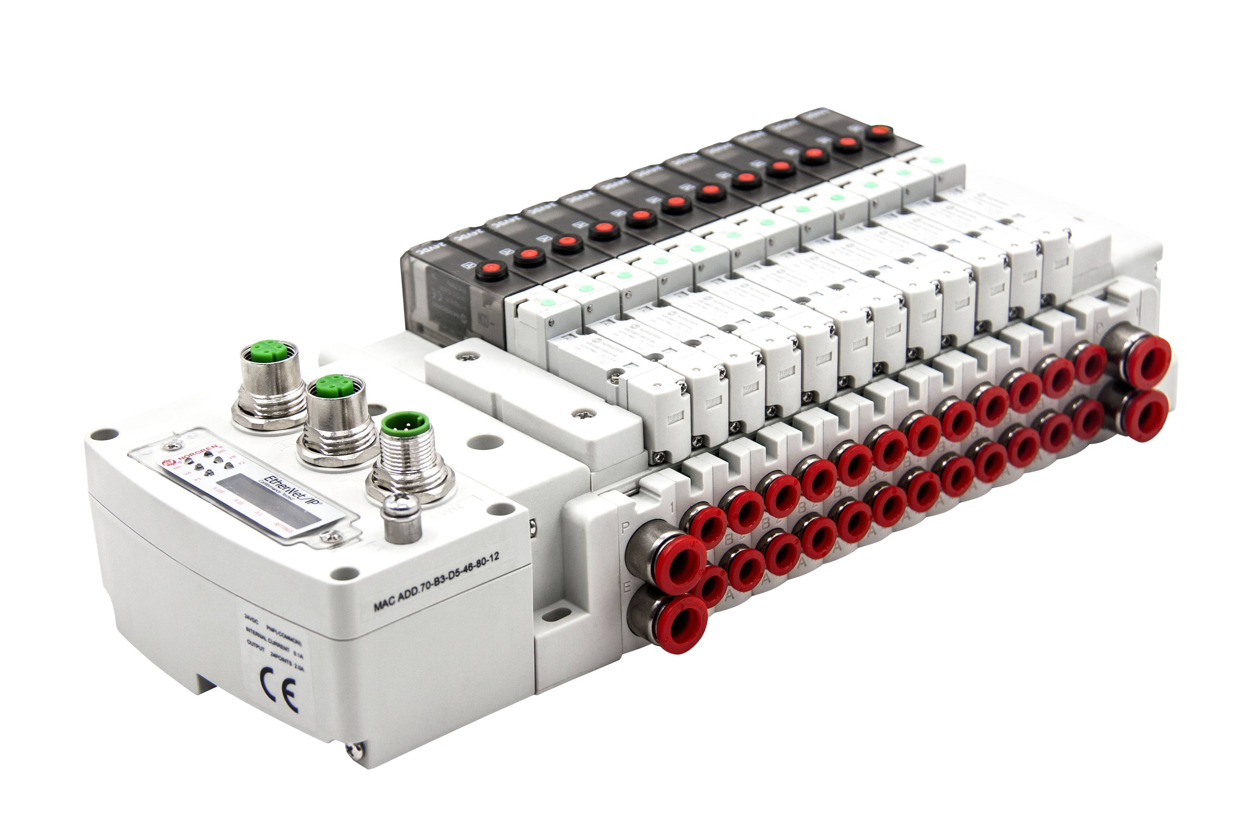 L'image montre une unité de commande électronique équipée de plusieurs connexions et d'indicateurs LED, susceptible d'être utilisée dans un environnement de production.