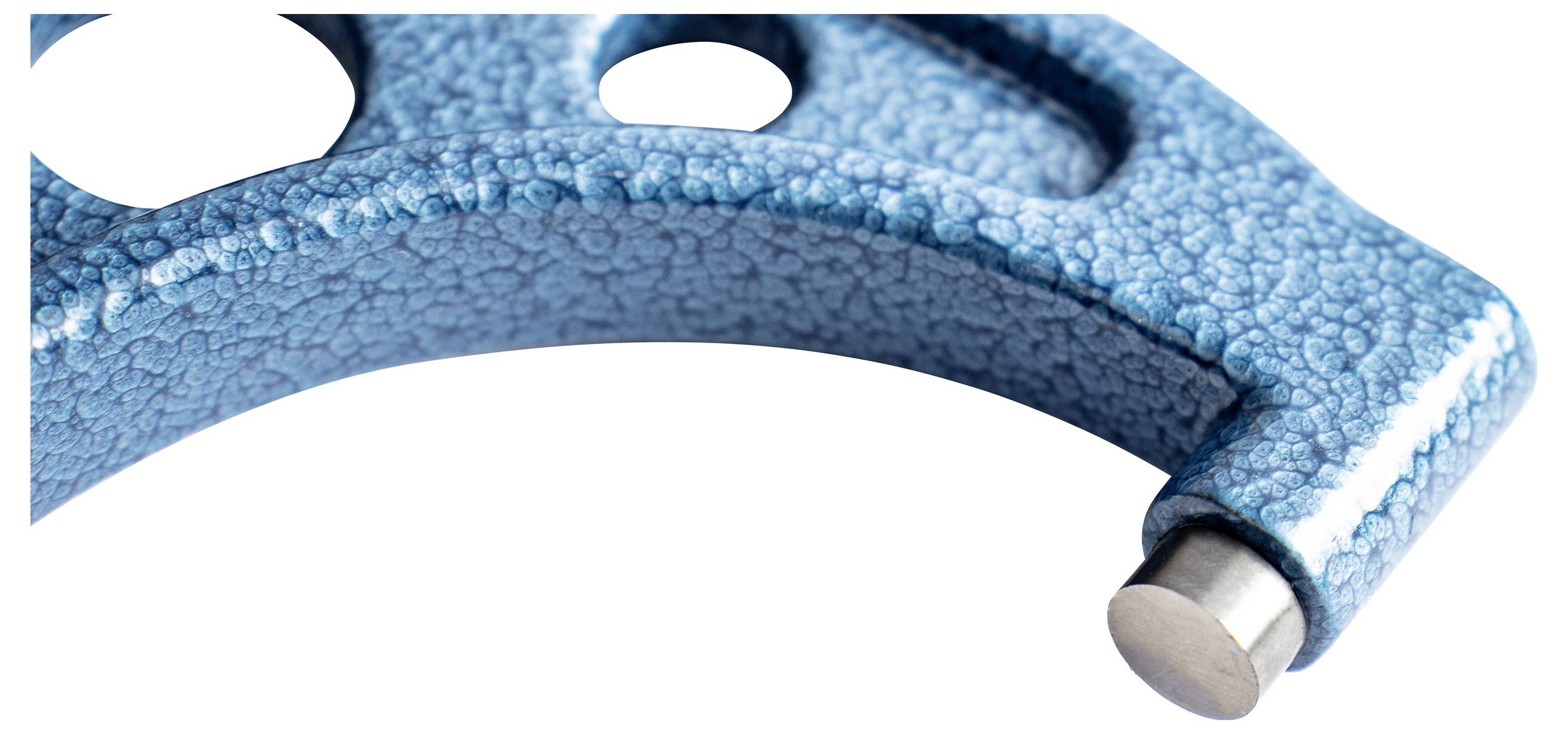 Gros plan d'un calibreur métallique bleu texturé aux bords arrondis et percé de trous, faisant partie d'un instrument de mesure.