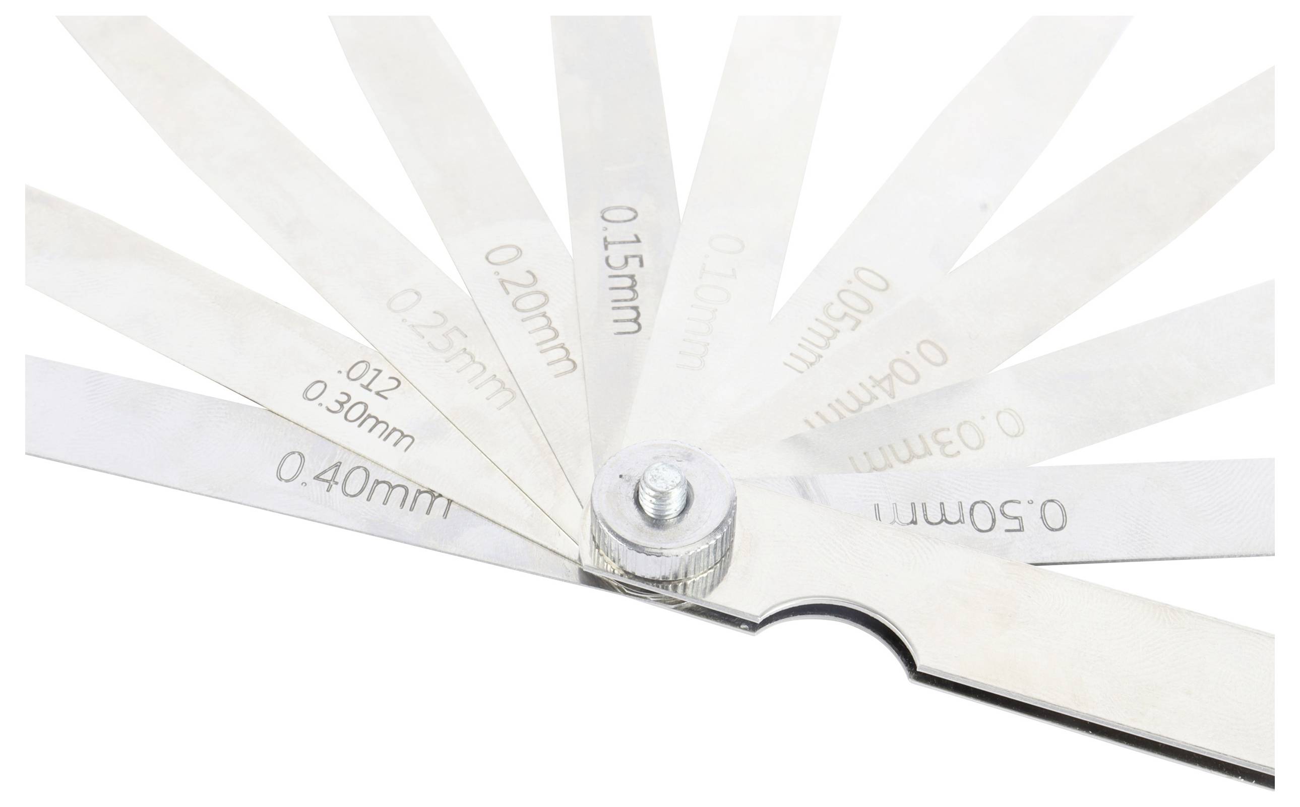 Jeu de cales étalons composé de plusieurs lames métalliques, chacune portant une épaisseur différente marquée, par exemple '0,15 mm', '0,30 mm', utilisé pour des mesures précises.