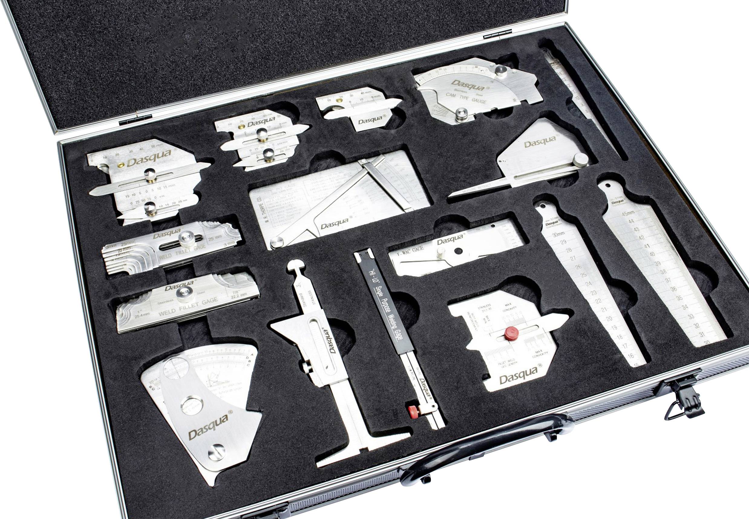 Mallette en métal contenant divers outils de mesure, soigneusement rangés dans des découpes moulées. Les outils comprennent des règles et des calibres à coulisse.