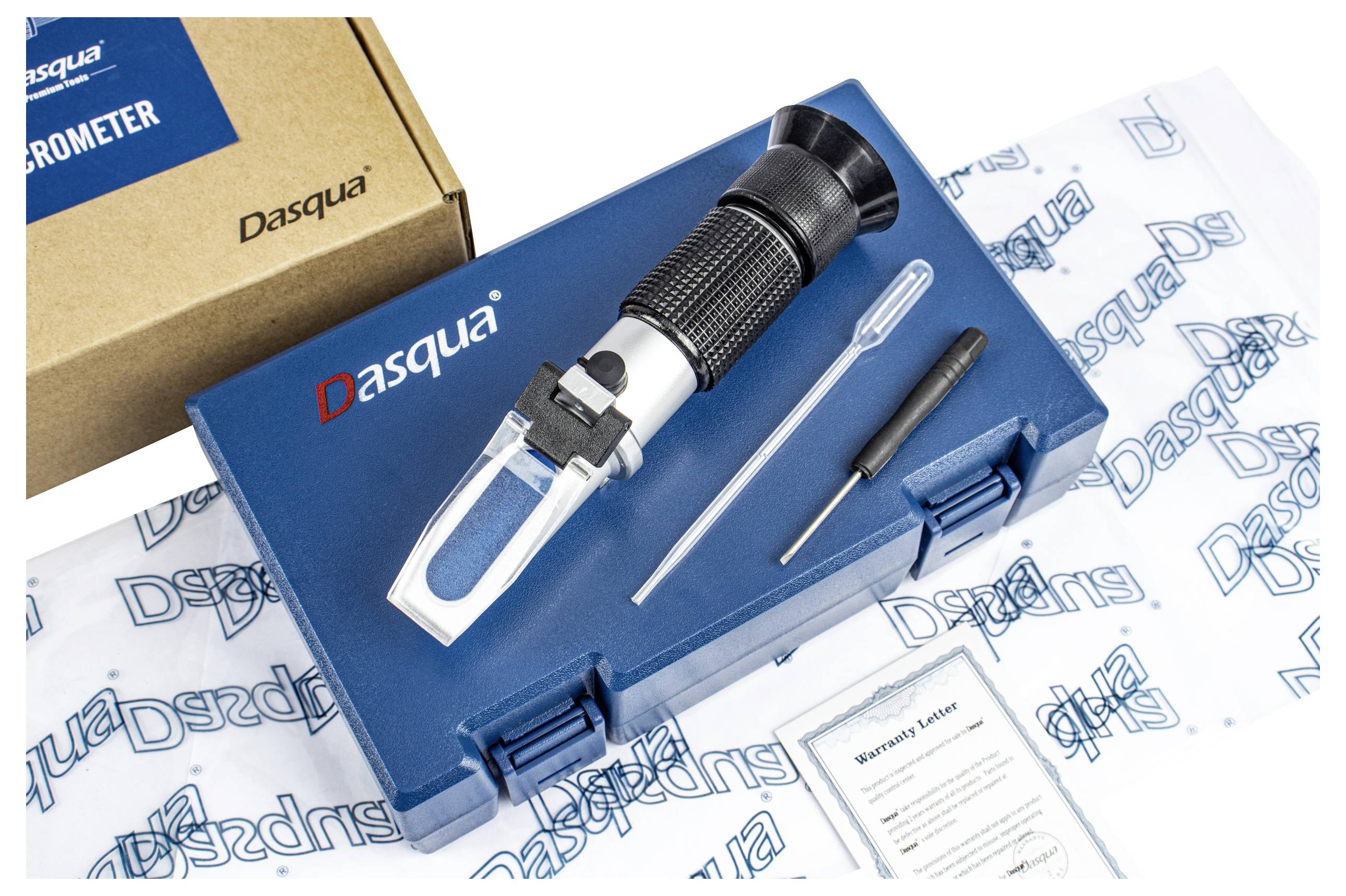 Coffret de réfractomètre dans un boîtier bleu avec pipette, tournevis et certificat. Emballé par Dasqua, reposant sur du papier imprimé.